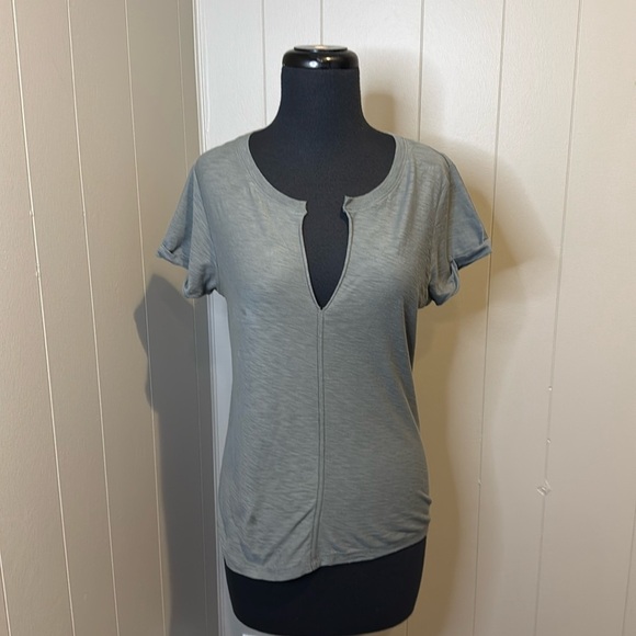 Nation Women’s Small Short Sleeve T Shirt V Neck Slit Cropped Rolled Sleeve - Picture 1 of 6